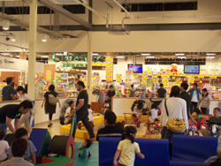GROBKIDS那須ガーデンアウトレット店 店舗前の賑わい