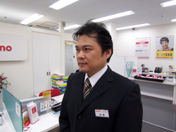 ドコモショップ鶴ヶ峰店 店長　高橋 文雄　